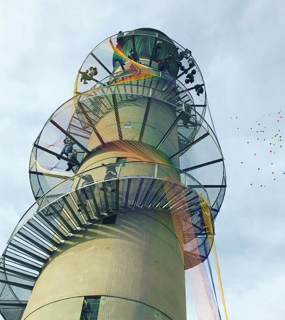 Turnul de artă — scară exterioară în spirală și platforme circulare cu plasă metalică, pe turn de beton
