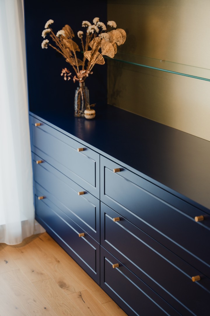 Office — detaliu de sertare albastre RAL 5013 cobalt blue și fronturi cu ramă frezată, rafturi de sticlă