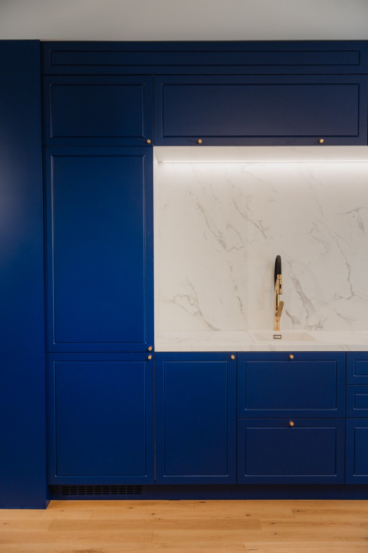 Office — nișă placată cu decor Egger F800 marmură Crystal, blat cu chiuvetă integrată și baterie aurie, RAL 5013 cobalt blue