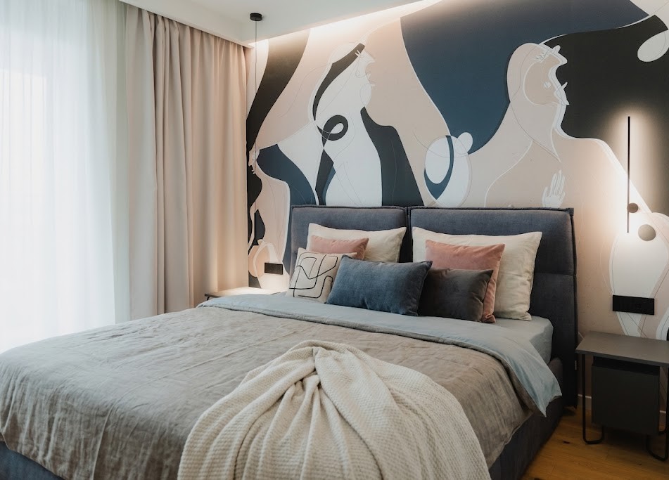 Home — dormitor cu tapet mural figurativ Vladila, pat tapițat cu tăblie înaltă
