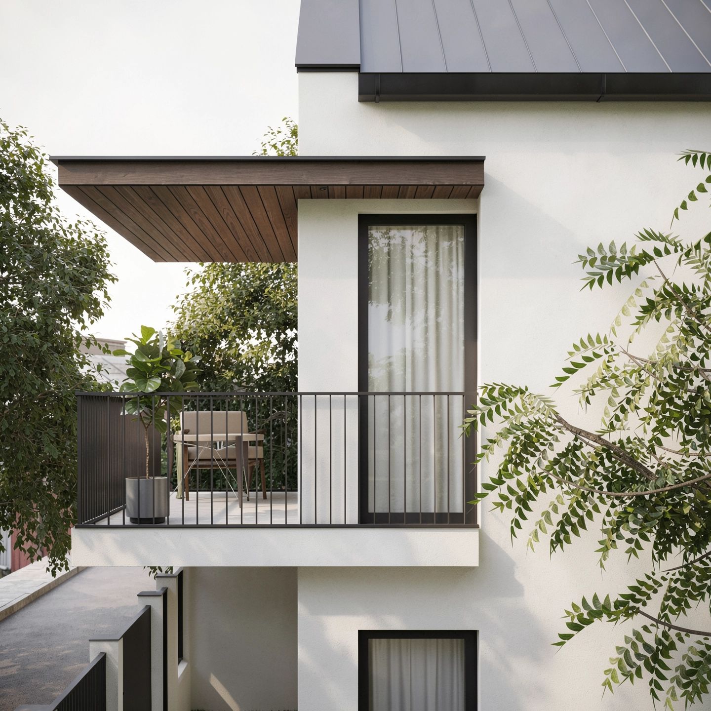 Casa GL — balcon acoperit sub acoperiș din tablă fălțuită, cu intrados din lemn și parapet metalic