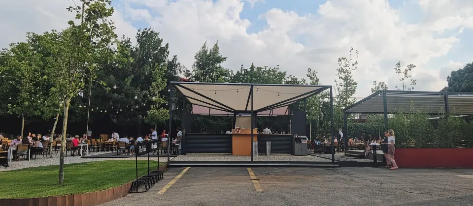 South Burger — amenajare terasă de restaurant — 6