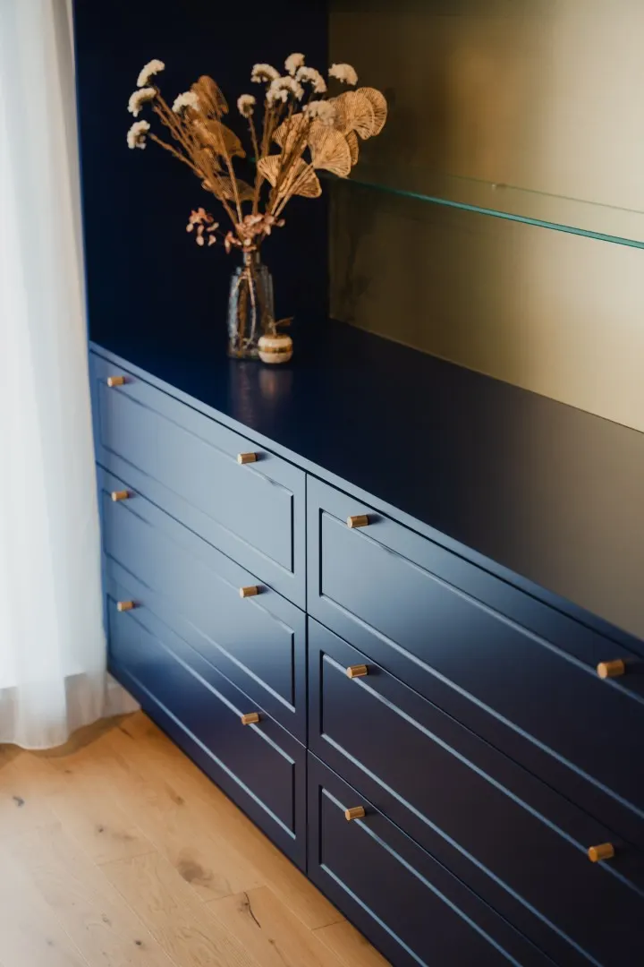 Office — detaliu de sertare albastre RAL 5013 cobalt blue și fronturi cu ramă frezată, rafturi de sticlă