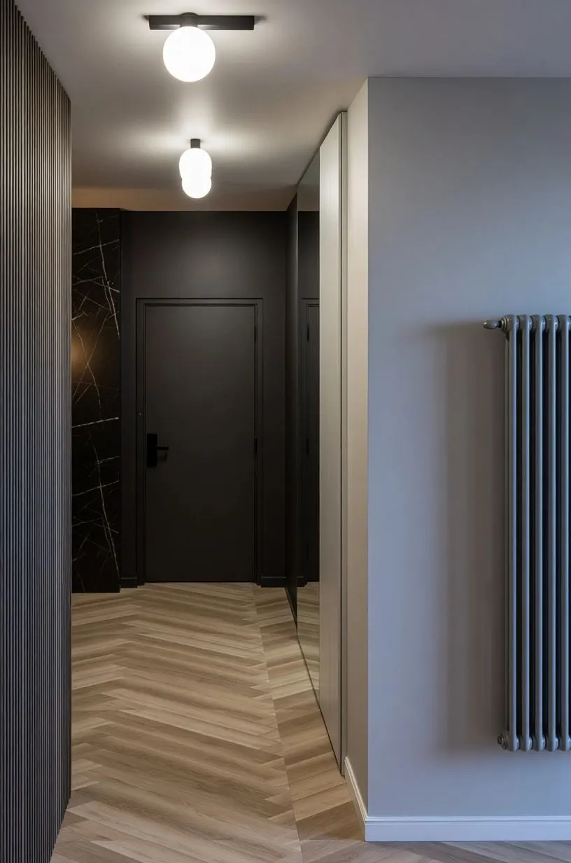 Apartament TP — hol cu lambriu riflat, oglindă înaltă și radiator tip coloană, peste parchet în spic